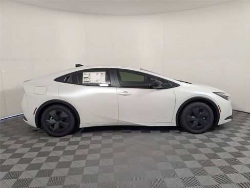 New 2026 Toyota Prius Plug-In Hybrid FWD image 5
