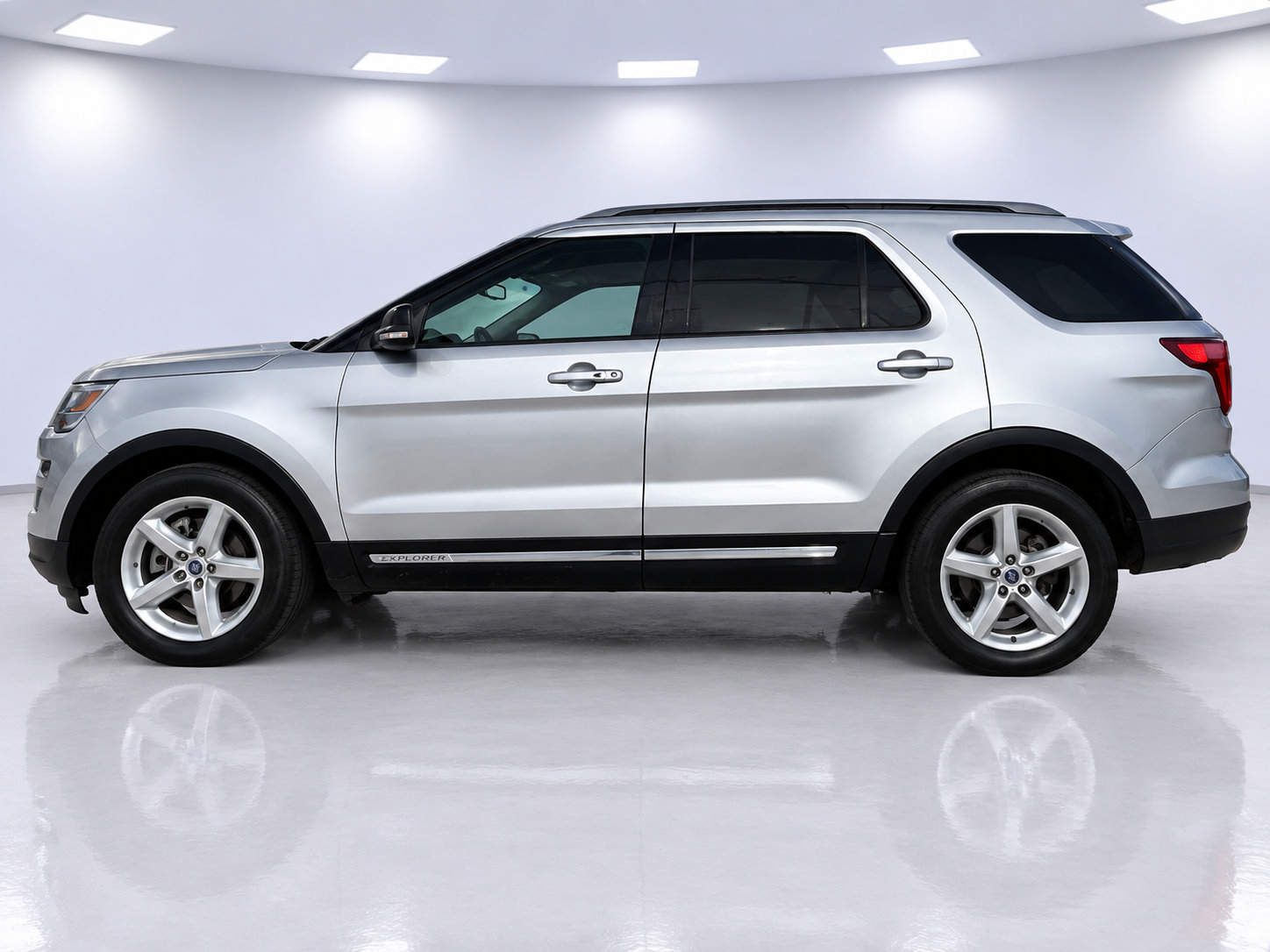 Used 2018 Ford Explorer XLT w/ Equipment Group 201A FWD image 4