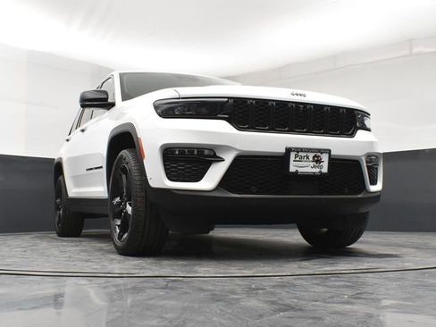 Used 2023 Jeep Grand Cherokee Limited w/ Luxury Tech Group II image 19