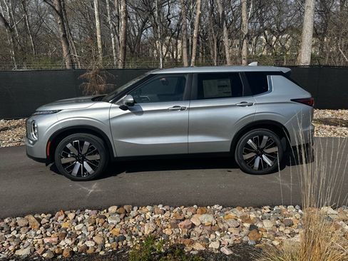 New 2025 Mitsubishi Outlander SE image 2
