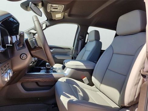 New 2026 GMC Sierra 1500 SLT image 17