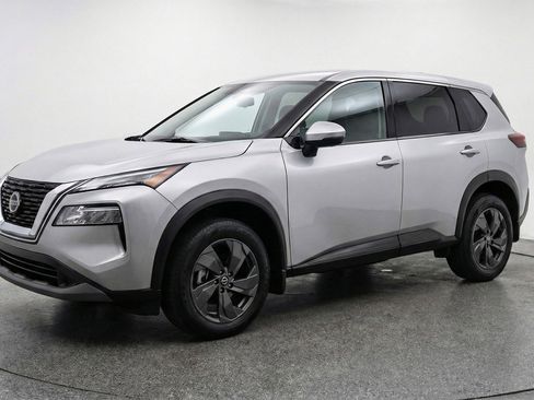 Used 2025 Nissan Rogue SV image 3