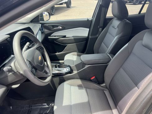 Used 2025 Chevrolet Trax LT FWD image 27