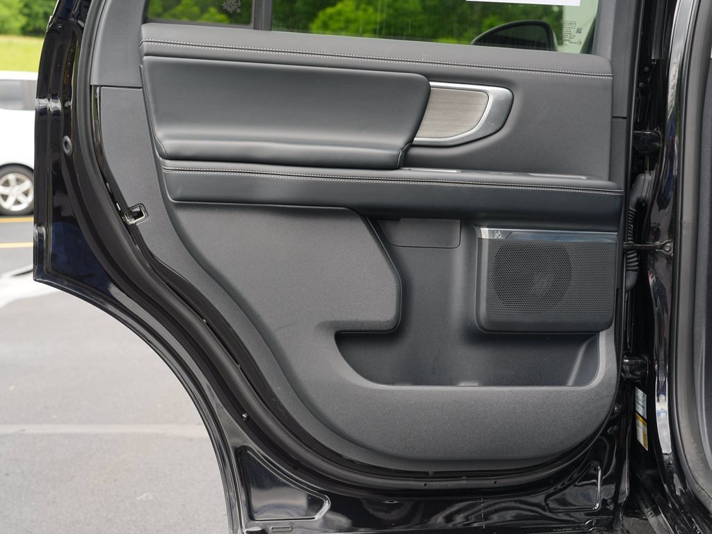 Used 2025 Ford Expedition Platinum AWD/4WD image 19