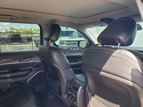 Used 2022 Jeep Grand Cherokee Limited image 34