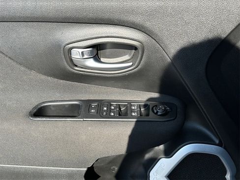 Used 2019 Jeep Renegade Latitude image 23