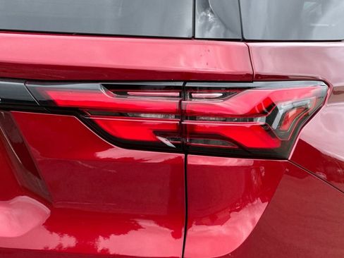 Used 2023 Chevrolet Traverse RS FWD image 36