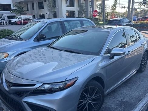 Used 2022 Toyota Camry SE image 1