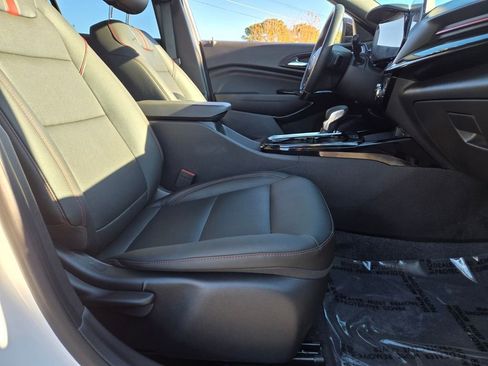 Used 2024 Chevrolet Trax RS w/ Sunroof Package image 16