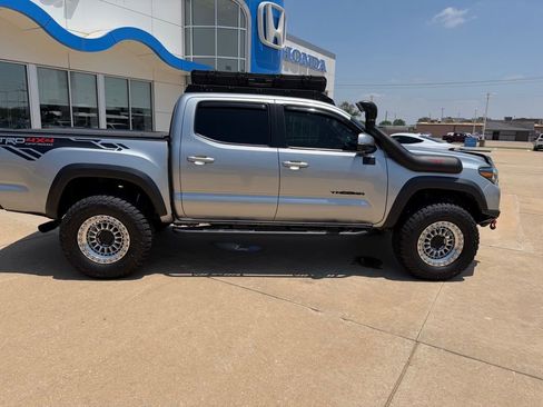 Used 2022 Toyota Tacoma TRD Off-Road w/ Technology Package AWD/4WD image 14