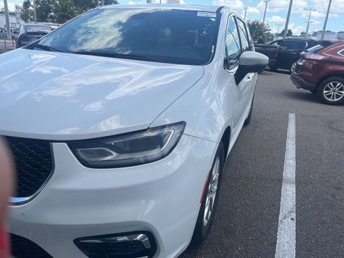 Used 2023 Chrysler Pacifica Touring-L FWD image 8