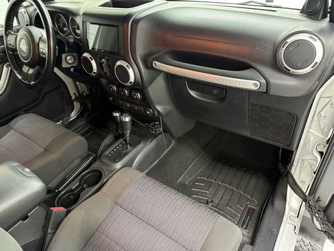 Used 2011 Jeep Wrangler Unlimited Sahara image 9