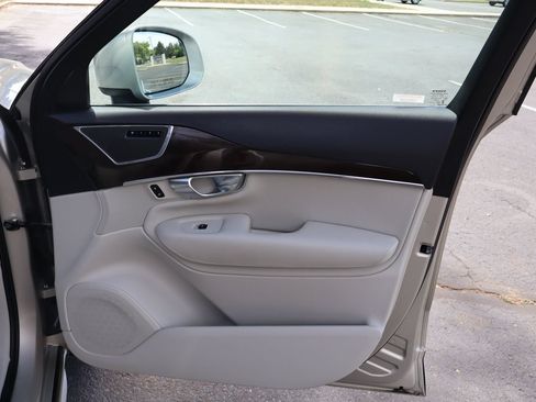 Used 2018 Volvo XC90 T6 Momentum w/ Convenience Package AWD/4WD image 28
