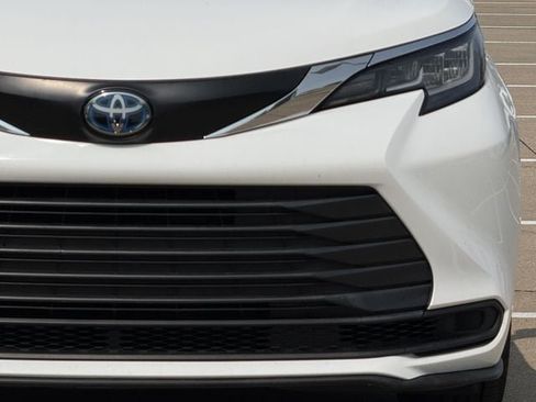 Used 2023 Toyota Sienna LE FWD image 9