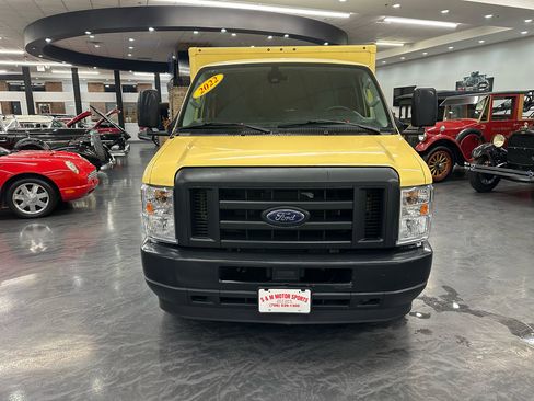 Used 2022 Ford E-450 and Econoline 450 Super Duty image 2