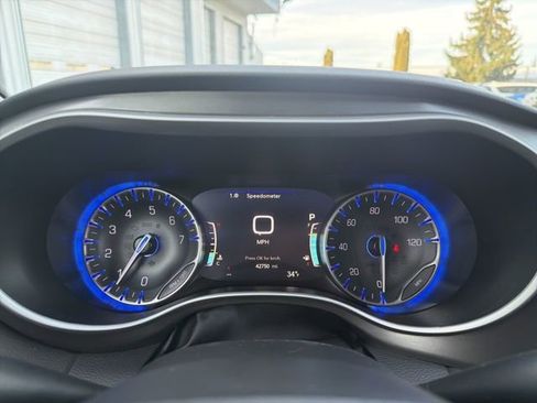 Used 2024 Chrysler Pacifica Touring-L image 30