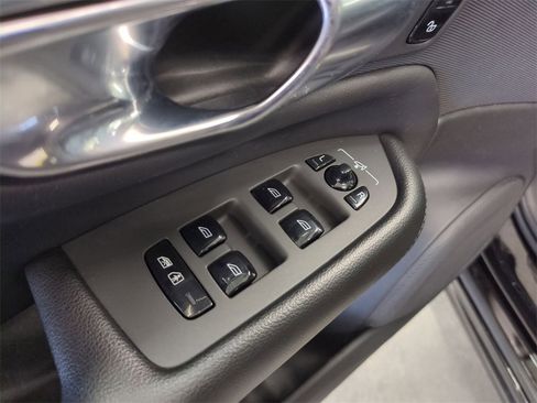 Used 2021 Volvo XC90 T5 Momentum w/ Climate Package image 12