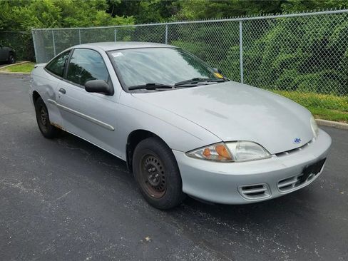 Used 2001 Chevrolet Cavalier Coupe w/ Preferred Equipment Group 1 FWD image 2