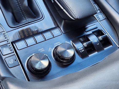 Used 2021 Lexus LX 570 4WD w/ 3rd Row & Luxury Pkg image 30