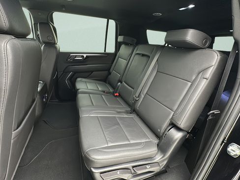 Used 2025 Chevrolet Suburban Z71 AWD/4WD image 10