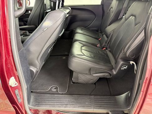 Used 2019 Chrysler Pacifica Touring-L FWD image 19