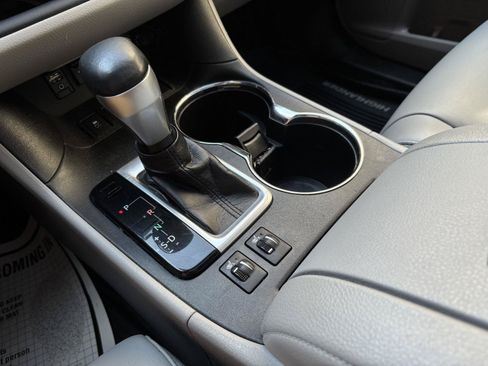 Used 2019 Toyota Highlander XLE AWD/4WD image 19