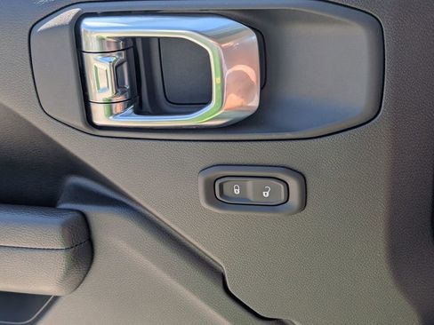 Used 2025 Jeep Wrangler Sport image 25