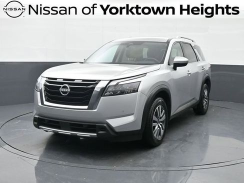 Used 2025 Nissan Pathfinder SL image 1