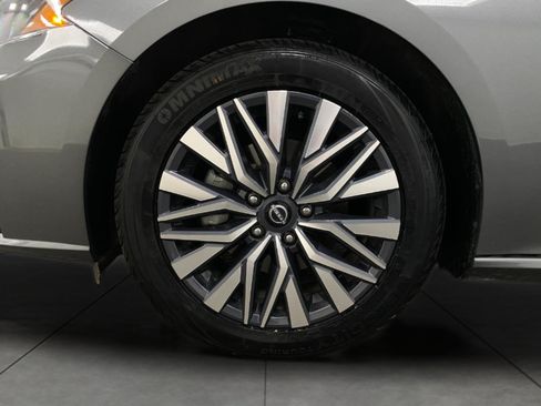Used 2025 Nissan Altima 2.5 SV FWD image 11