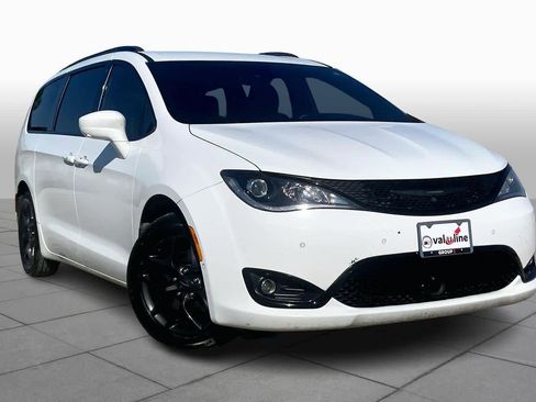 Used 2020 Chrysler Pacifica Touring-L Plus image 2