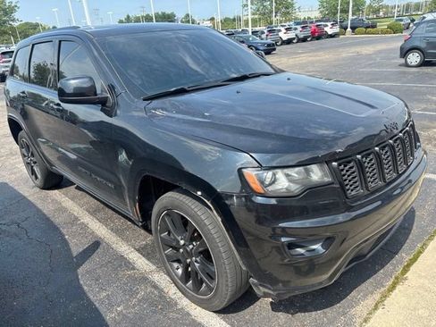 Used 2018 Jeep Grand Cherokee Altitude AWD/4WD image 3