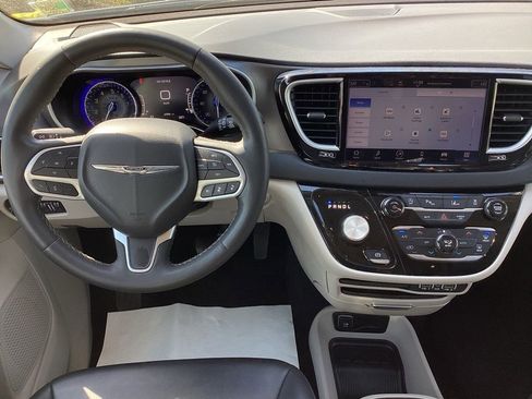 Used 2024 Chrysler Pacifica Touring-L FWD image 23