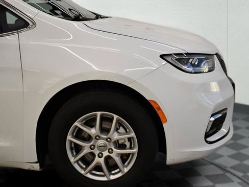 Used 2025 Chrysler Pacifica Select image 13