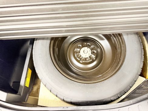 Used 2013 Toyota RAV4 LE image 38