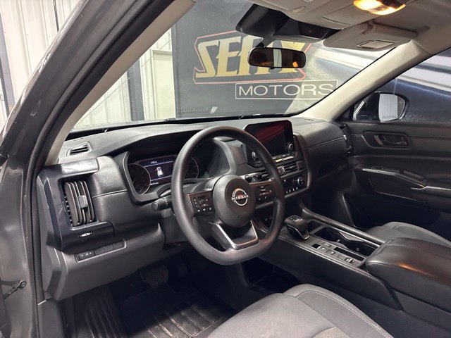 Used 2024 Nissan Pathfinder S FWD image 3