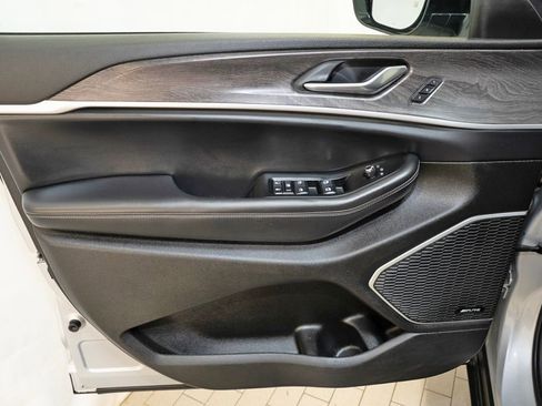 Used 2022 Jeep Grand Cherokee L Limited image 15