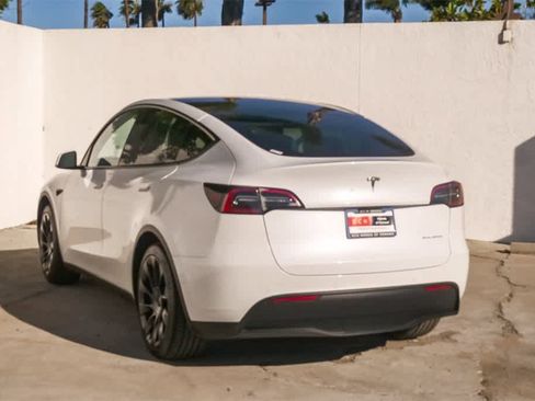 Used 2022 Tesla Model Y Long Range image 9