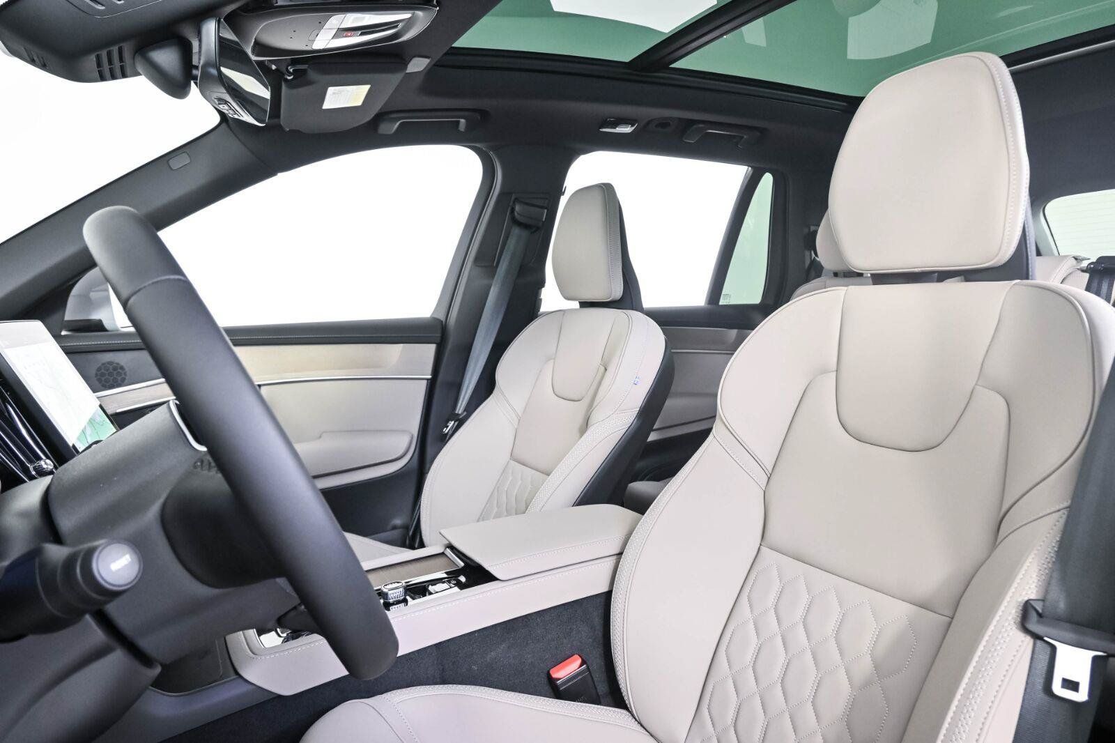 New 2026 Volvo XC90 T8 Plus w/ Protection Package Premier AWD/4WD image 5