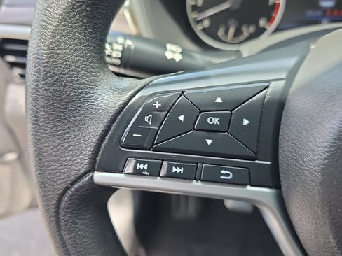 Used 2024 Nissan Altima 2.5 SV FWD image 24