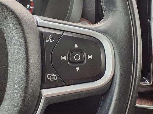 Used 2019 Volvo XC60 T5 Momentum w/ Multimedia Package image 14