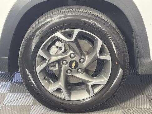 Used 2025 Chevrolet Trax LT w/ LT Convenience Package FWD image 9