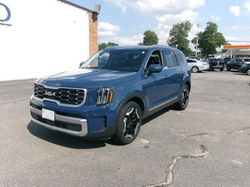 Used 2025 Kia Telluride S FWD image 2