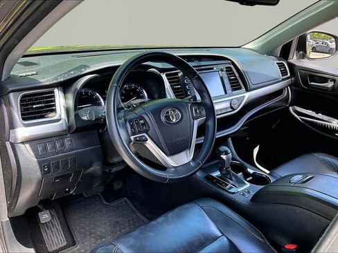 Used 2014 Toyota Highlander XLE image 12