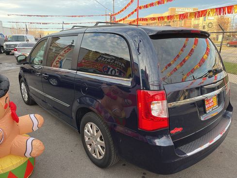 Used 2016 Chrysler Town & Country Touring image 7