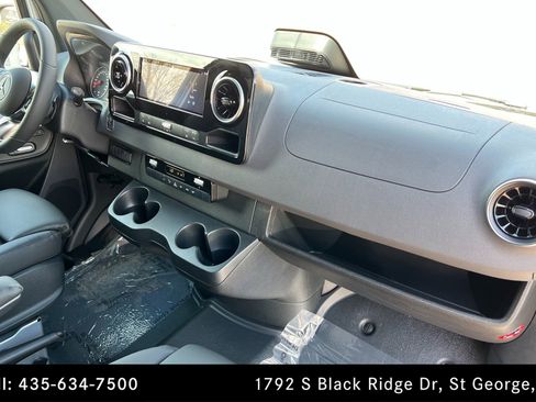 Used 2025 Mercedes-Benz Sprinter 2500 image 22