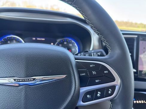 Used 2024 Chrysler Pacifica Touring-L FWD image 12