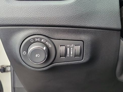 Used 2019 Jeep Compass Latitude FWD image 12