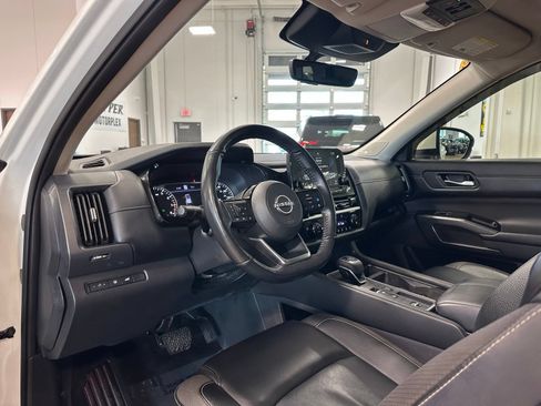 Used 2024 Nissan Pathfinder SL w/ SL Premium Package FWD image 15