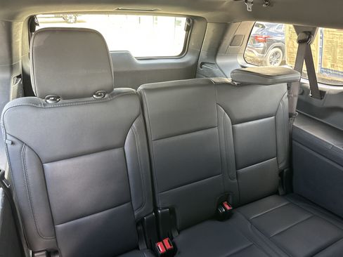 Certified 2025 Chevrolet Suburban LT RWD image 18