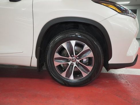 Used 2021 Toyota Highlander XLE image 33